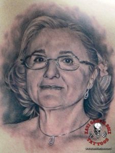 xavi garcia boix tattoo retrato realismo portrait realism tatuaje valencia familia family tatuajes madre mother 01