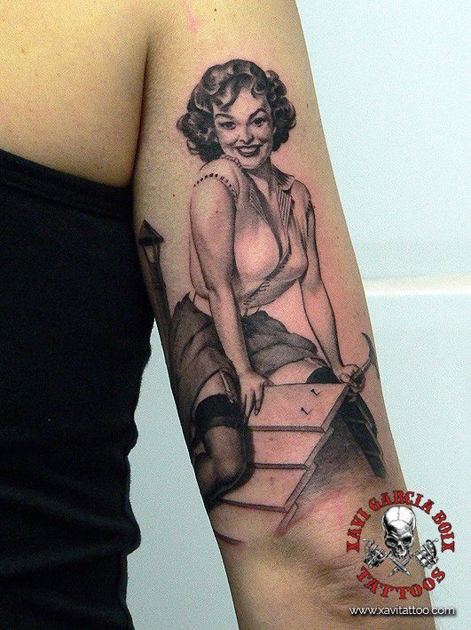 xavi garcia boix tattoo retrato realismo portrait realism tatuaje valencia pin ups girls chicas Maid Pin Up dog house caseta perro 50s