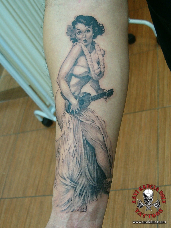 xavi garcia boix tattoo retrato realismo portrait realism tatuaje valencia pin ups girls chicas Maid Pin Up hawaii ukelele