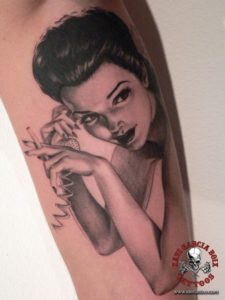 xavi garcia boix tattoo retrato realismo portrait realism tatuaje valencia pin ups girls chicas Maid Pin Up phone telefono