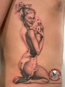 xavi garcia boix tattoo retrato realismo portrait realism tatuaje valencia pin ups girls chicas Maid Pin Up poker as ases