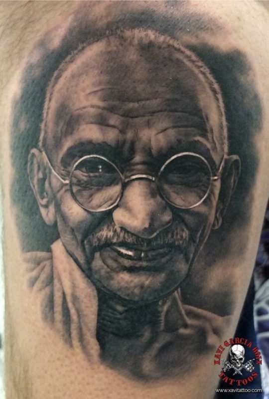 xavi garcia boix tattoo retrato realismo portrait realism tatuaje valencia tatuajes personajes famosos famous characters gandhi