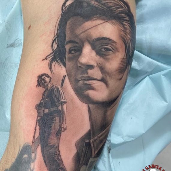 xavi garcia boix tattoo retrato realismo portrait realism tatuaje valencia tatuajes personajes famosos famous characters miliciana maria ginesta