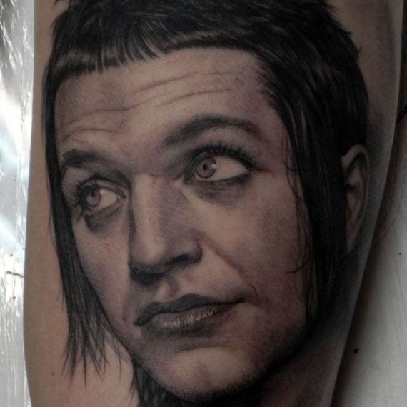 xavi garcia boix tattoo retrato realismo portrait realism tatuaje valencia tatuajes personajes famosos famous characters placebo brian molko