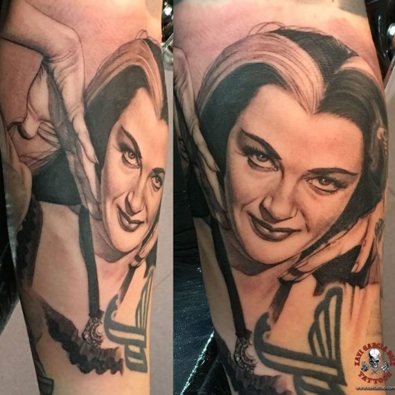 xavi garcia boix tattoo retrato realismo portrait realism tatuaje valencia tatuajes personajes famosos famous characters the munsters monsters yvonne de carlo-01